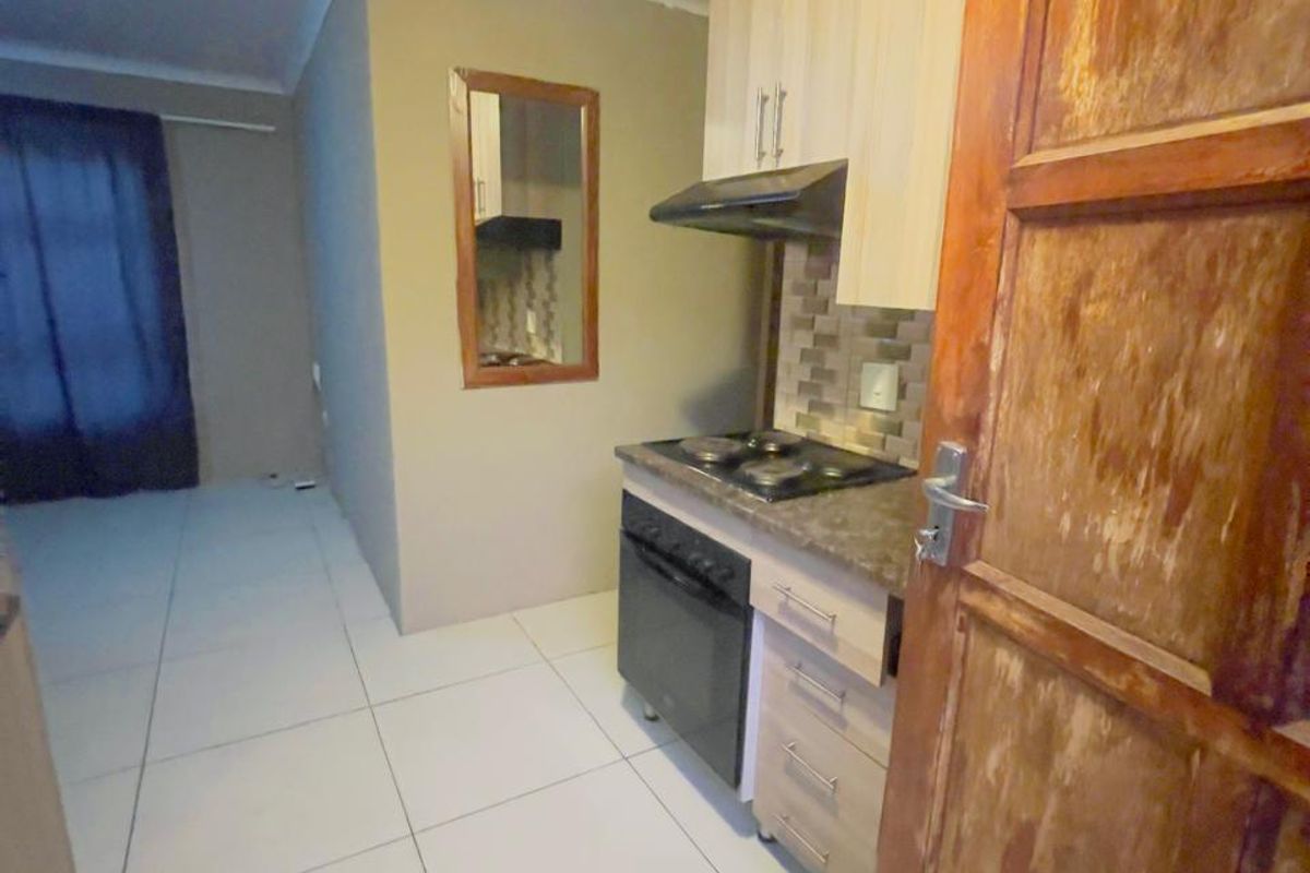 Cozy 3-Bed Home in Soshanguve East - Photo 2