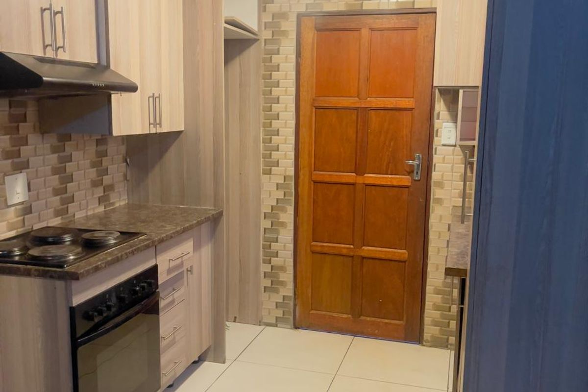 Cozy 3-Bed Home in Soshanguve East - Photo 5