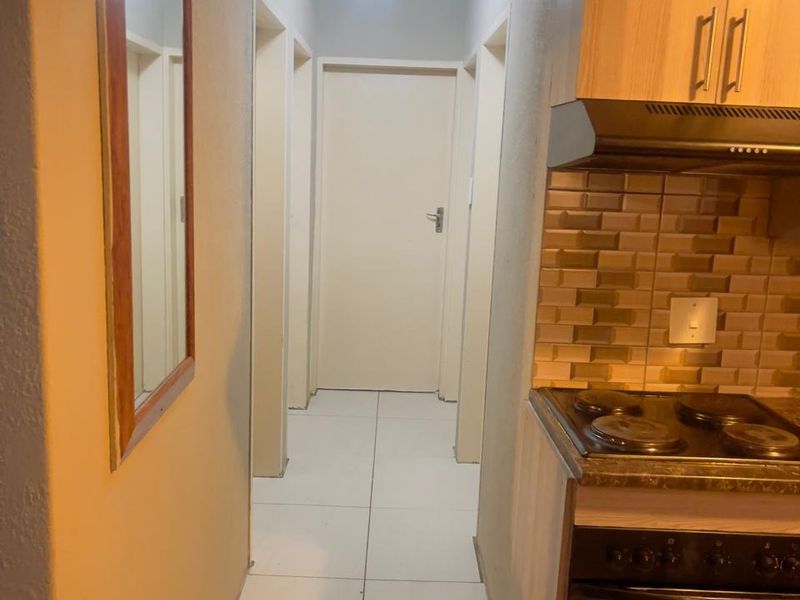 Cozy 3-Bed Home in Soshanguve East - Photo 9
