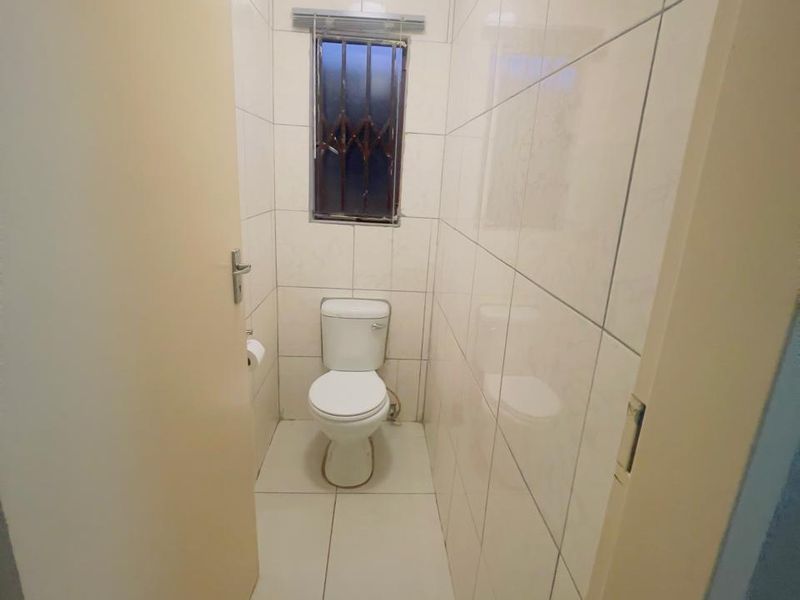 Cozy 3-Bed Home in Soshanguve East - Photo 8