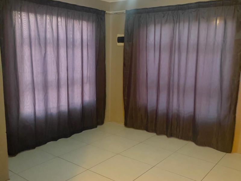 Cozy 3-Bed Home in Soshanguve East - Photo 4
