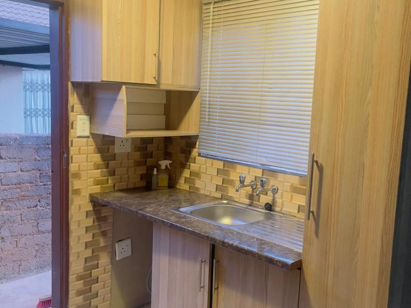 Cozy 3-Bed Home in Soshanguve East - Photo 3