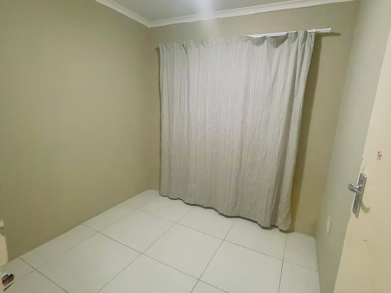 Cozy 3-Bed Home in Soshanguve East - Photo 10
