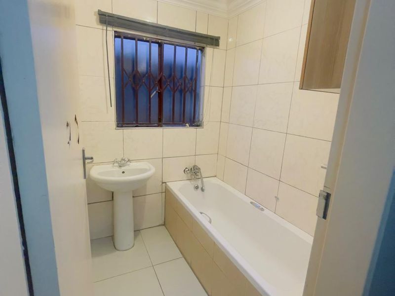 Cozy 3-Bed Home in Soshanguve East - Photo 7