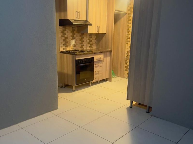 Cozy 3-Bed Home in Soshanguve East - Photo 6