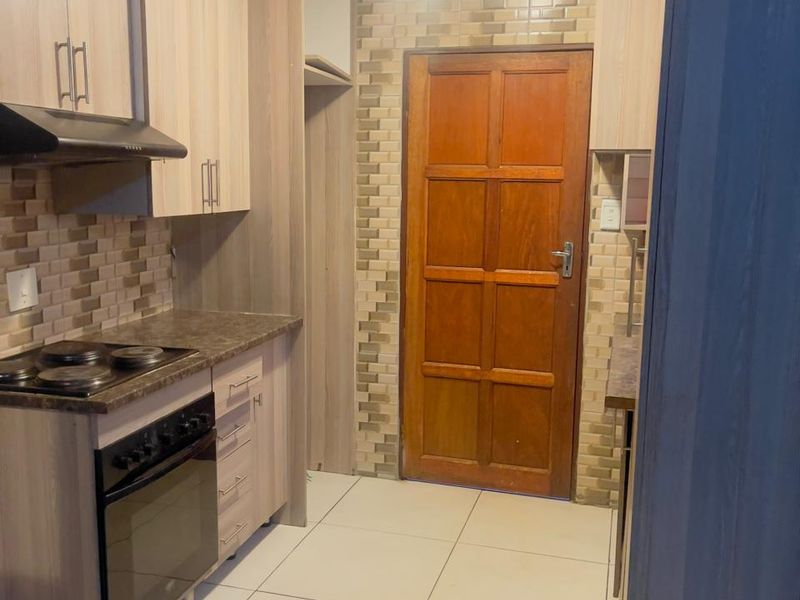 Cozy 3-Bed Home in Soshanguve East - Photo 5