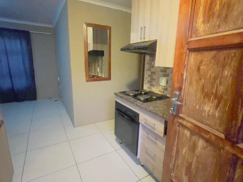 Cozy 3-Bed Home in Soshanguve East - Photo 2