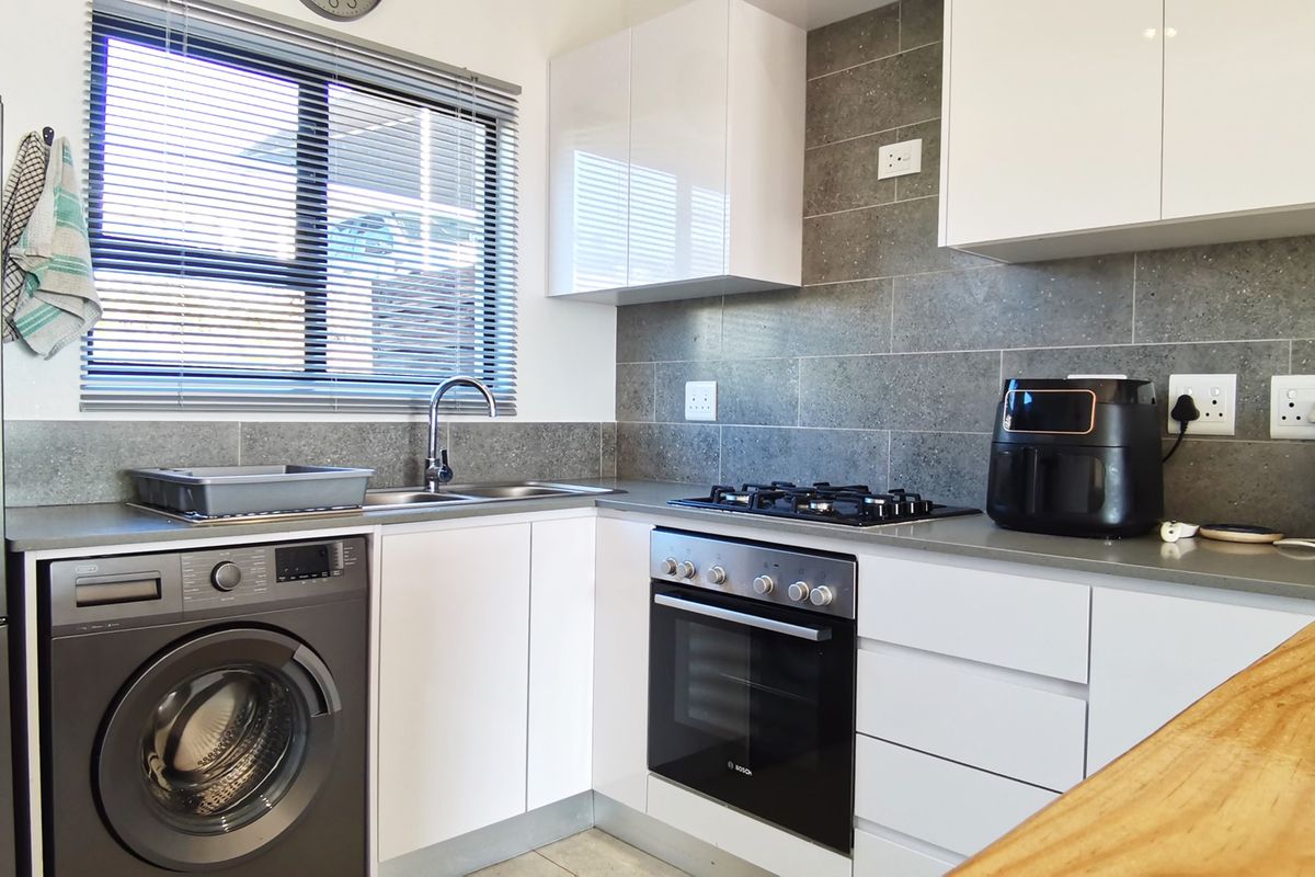 Furnished Modern 2 Bedroom Simplex - Photo 5
