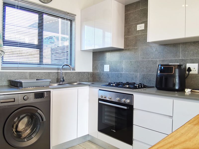 Furnished Modern 2 Bedroom Simplex - Photo 5
