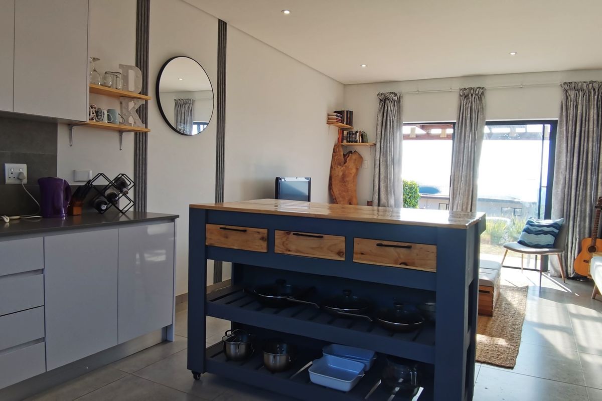 Furnished Modern 2 Bedroom Simplex - Photo 2