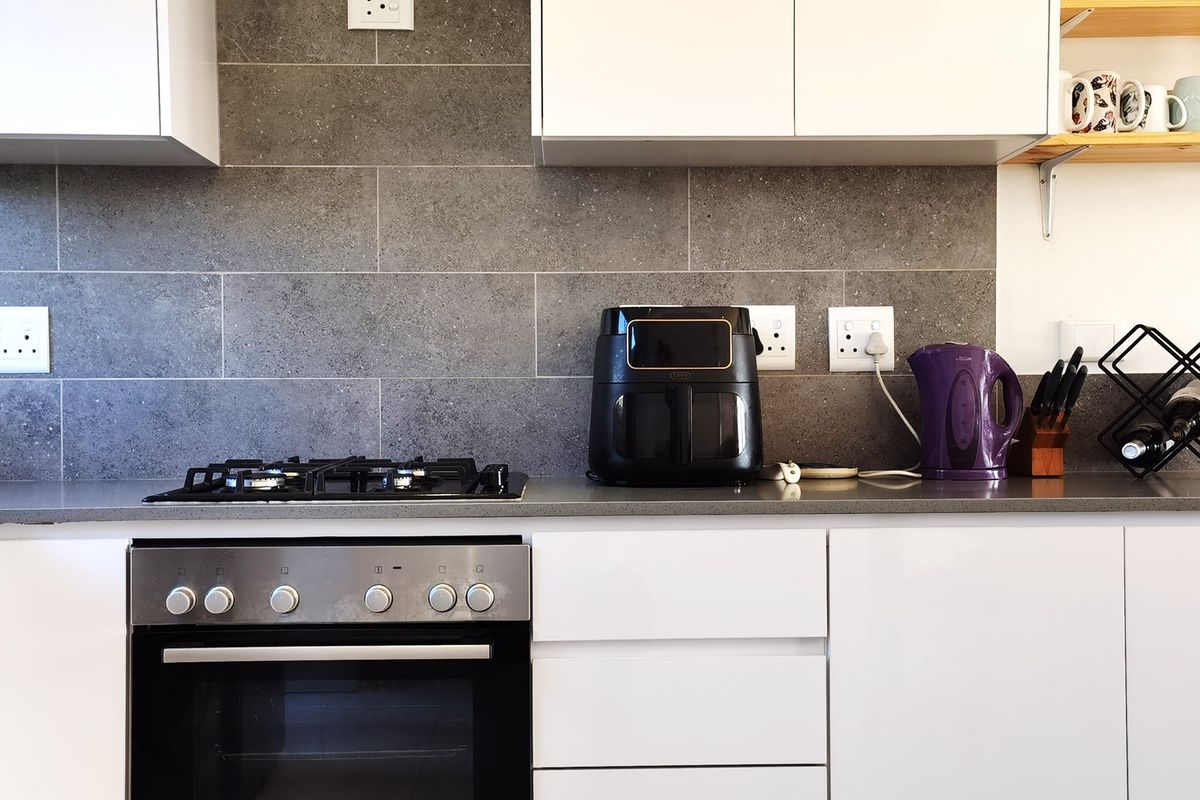 Furnished Modern 2 Bedroom Simplex - Photo 3