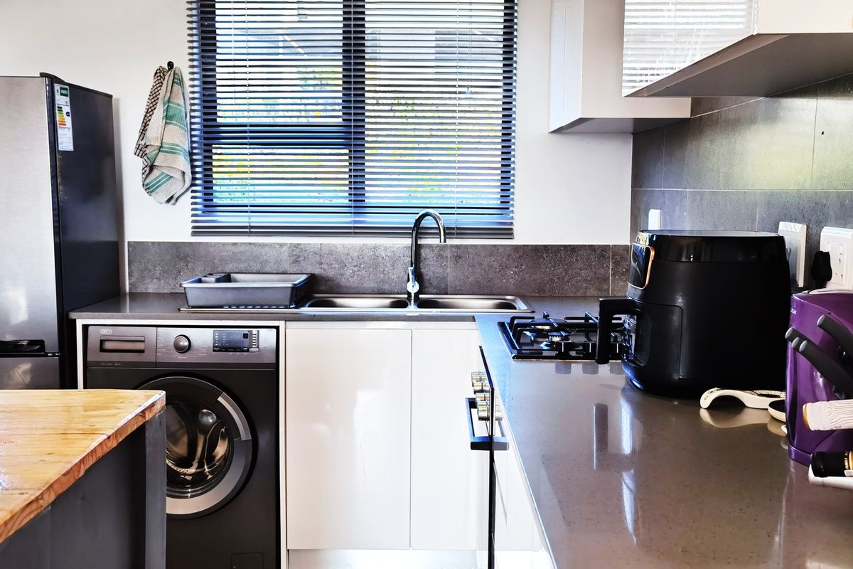 Furnished Modern 2 Bedroom Simplex - Photo 4