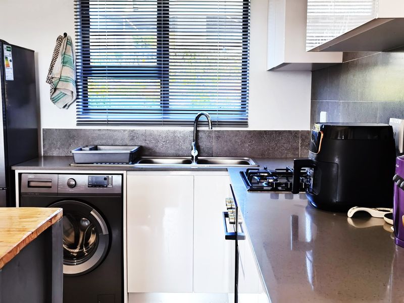 Furnished Modern 2 Bedroom Simplex - Photo 4