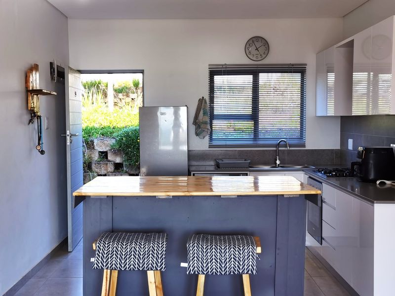 Furnished Modern 2 Bedroom Simplex - Photo 10