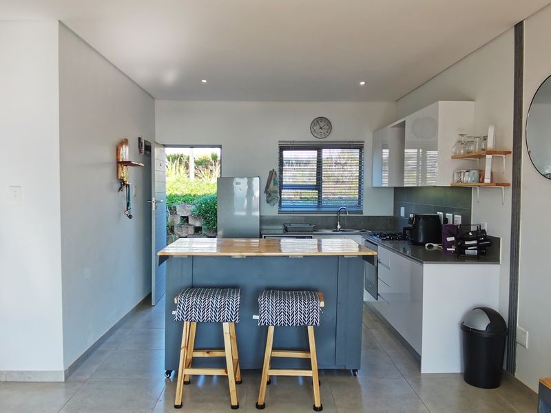 Furnished Modern 2 Bedroom Simplex - Photo 9