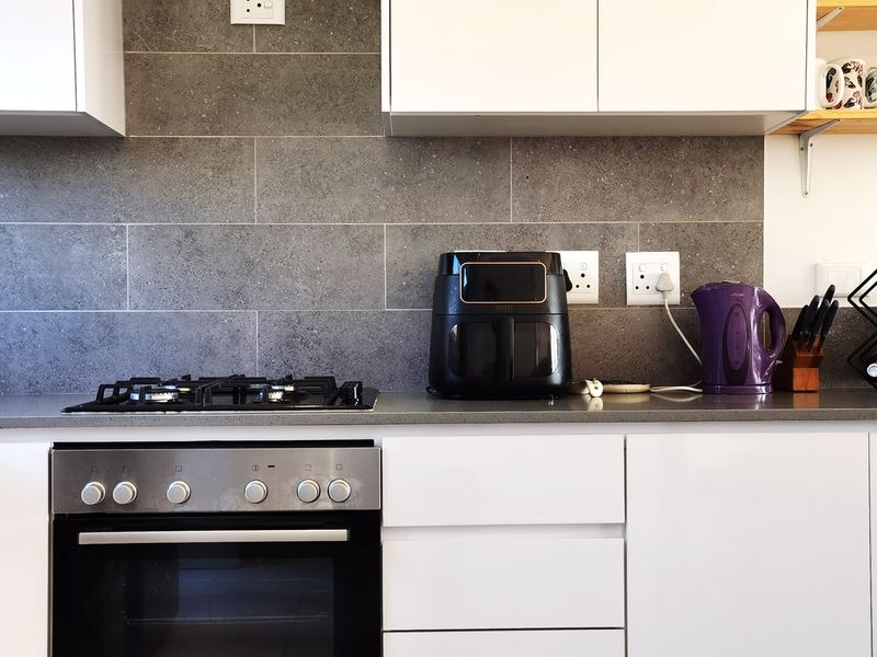 Furnished Modern 2 Bedroom Simplex - Photo 3