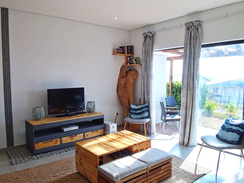 Furnished Modern 2 Bedroom Simplex - Photo 1