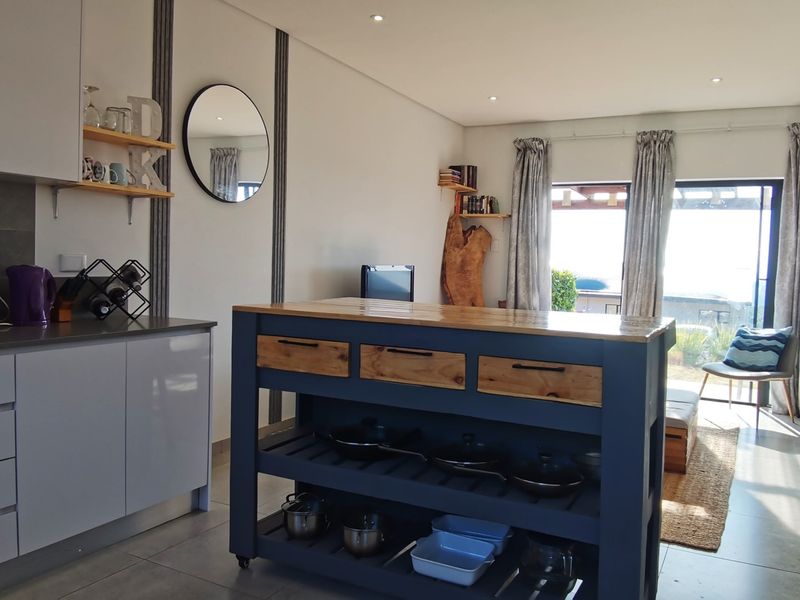 Furnished Modern 2 Bedroom Simplex - Photo 2