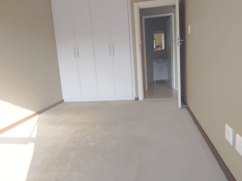 Stunning 1 Bedroom,1  bathroom apartment to rent in The West End,  Midrand - Photo 6