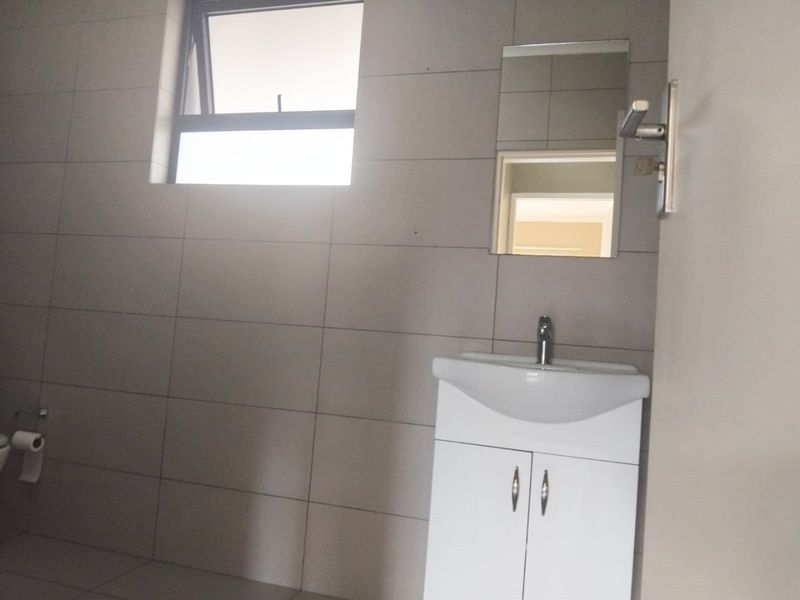 Stunning 1 Bedroom,1  bathroom apartment to rent in The West End,  Midrand - Photo 8