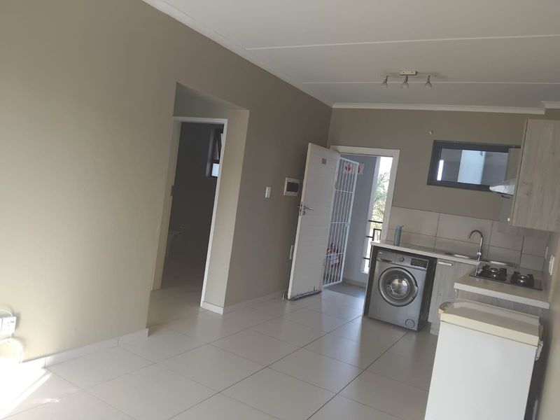 Stunning 1 Bedroom,1  bathroom apartment to rent in The West End,  Midrand - Photo 3