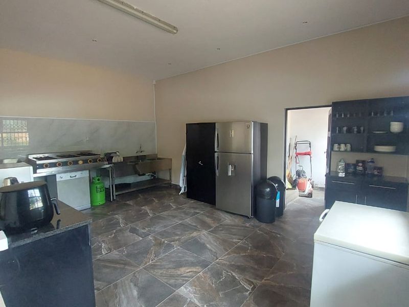 Commercial Space 100m2/124m2 - Marine Drive - Photo 2