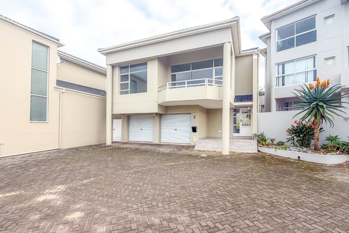 Upmarket Townhouse for Sale in Exclusive Seaside Estate in Gonubie.  - Photo 3