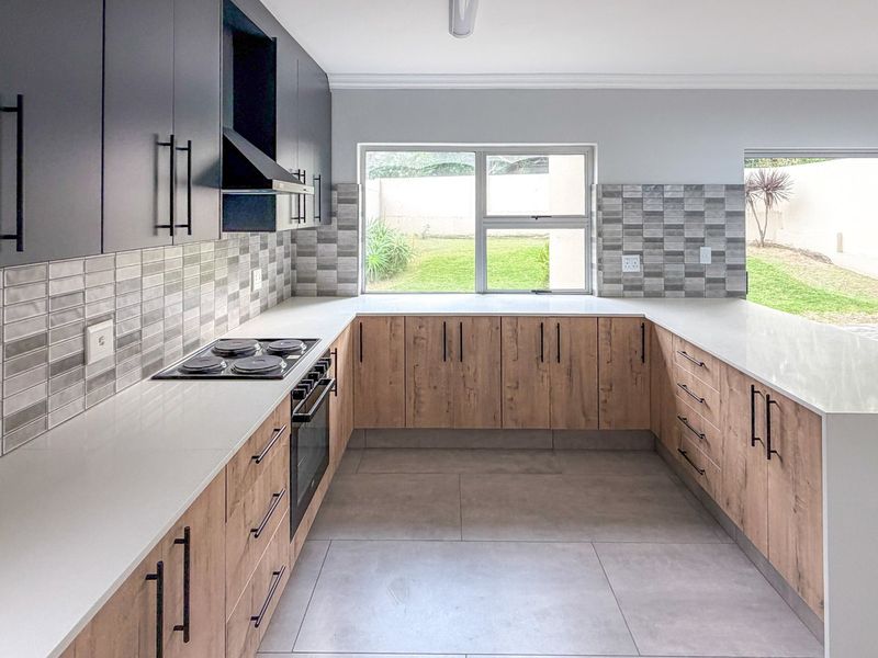 Upmarket Townhouse for Sale in Exclusive Seaside Estate in Gonubie.  - Photo 10