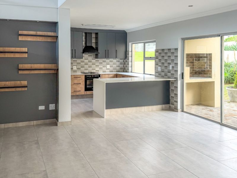 Upmarket Townhouse for Sale in Exclusive Seaside Estate in Gonubie.  - Photo 7