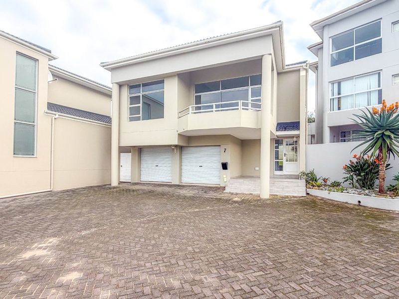Upmarket Townhouse for Sale in Exclusive Seaside Estate in Gonubie.  - Photo 3