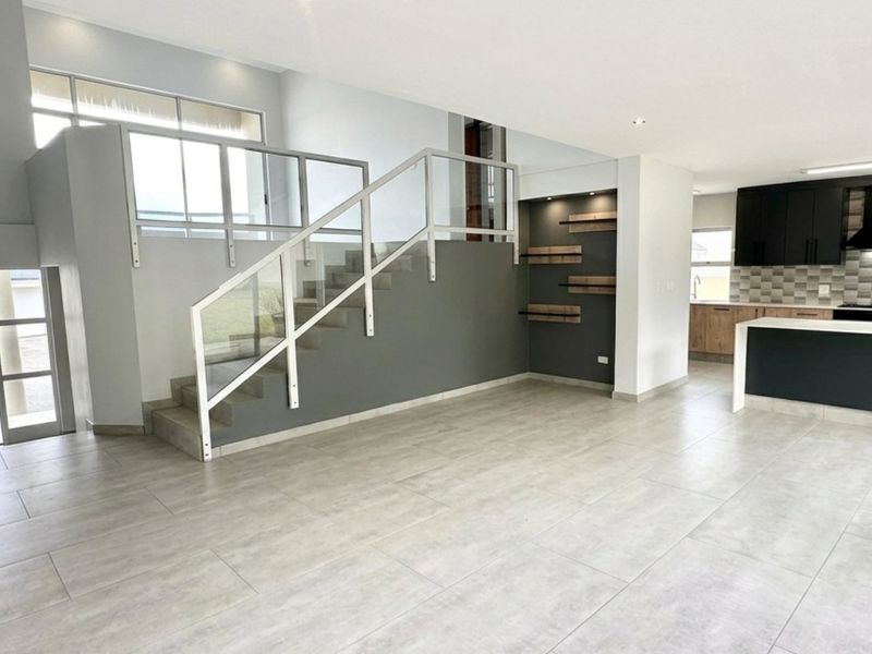 Upmarket Townhouse for Sale in Exclusive Seaside Estate in Gonubie.  - Photo 4