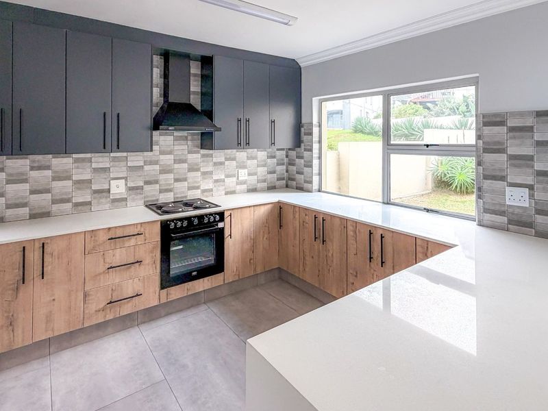 Upmarket Townhouse for Sale in Exclusive Seaside Estate in Gonubie.  - Photo 9