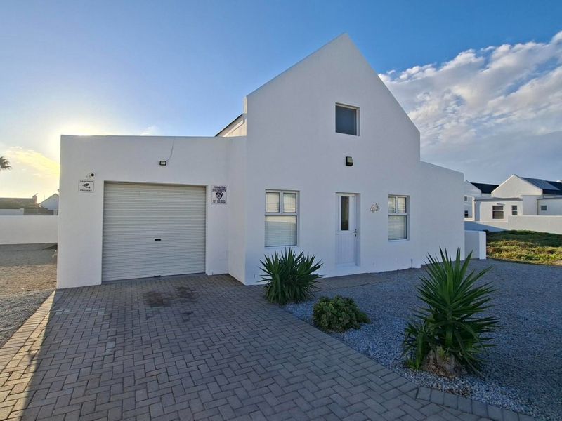 Charming 3-Bedroom Family Home in Lampiesbaai -  St Helena Bay - Photo 2