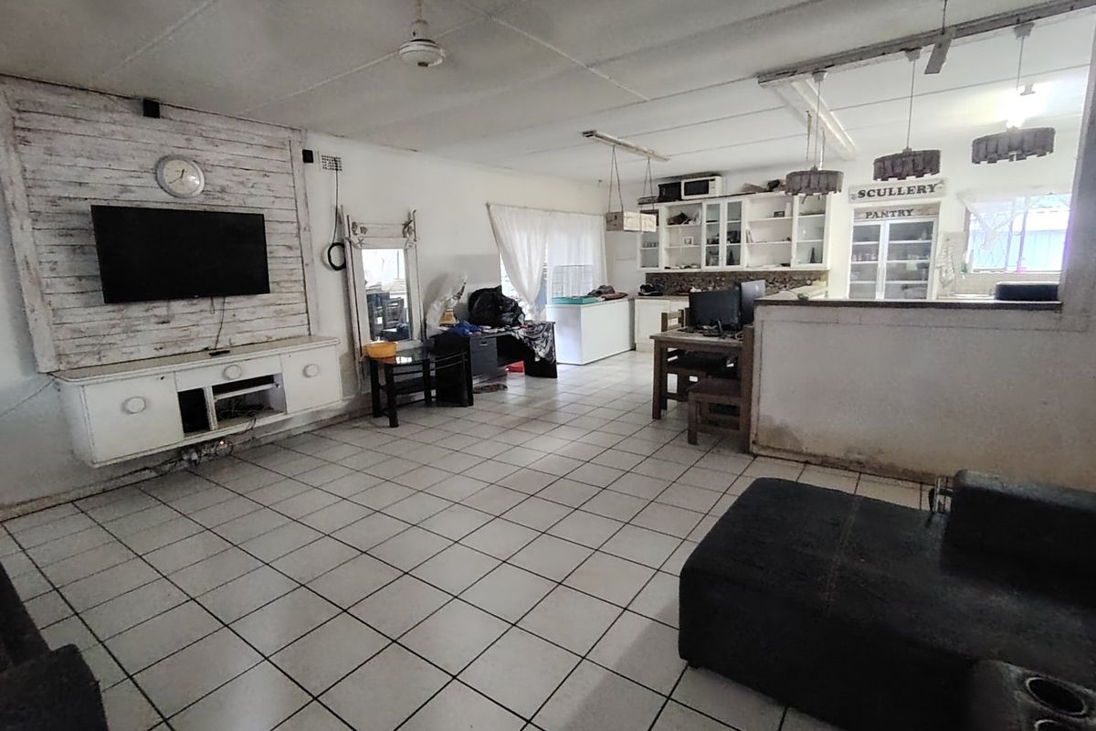 MR656790  Family home with a flat let.  - Photo 3