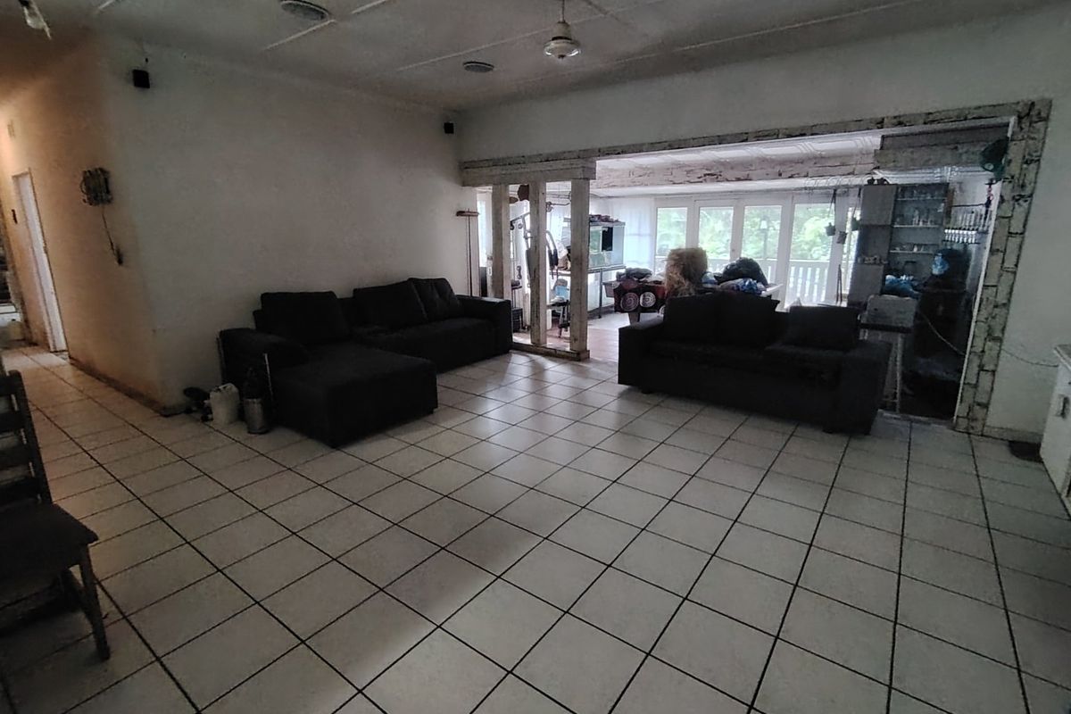 MR656790  Family home with a flat let.  - Photo 4