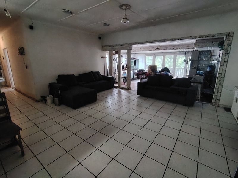 MR656790  Family home with a flat let.  - Photo 4
