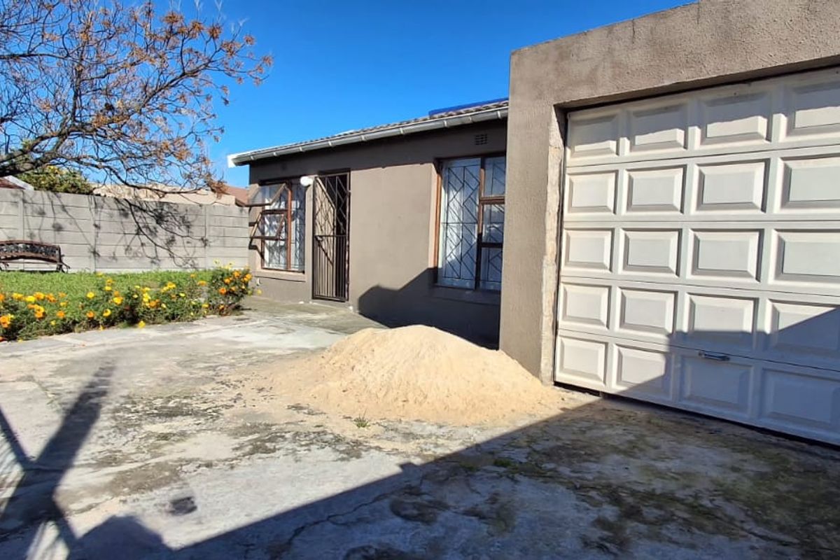 Family Home with Ample Parking in Heather Park - Photo 4