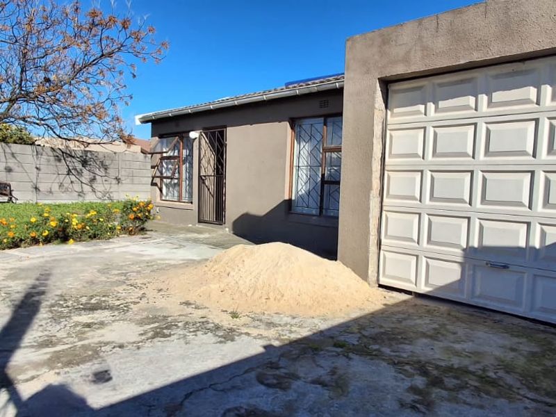 Family Home with Ample Parking in Heather Park - Photo 4