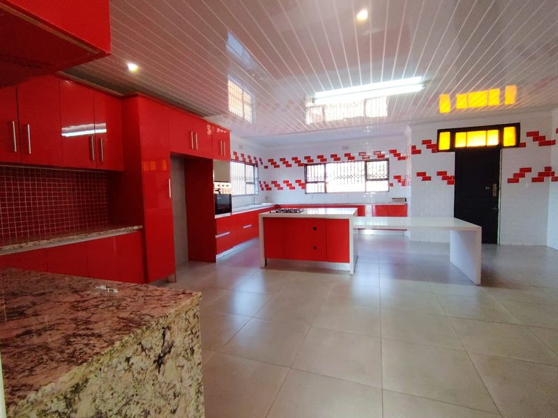 Spacious Sonneveld 7 Bedroom Residece with  Sparkling Pool in Secure Gated Estate - Photo 10