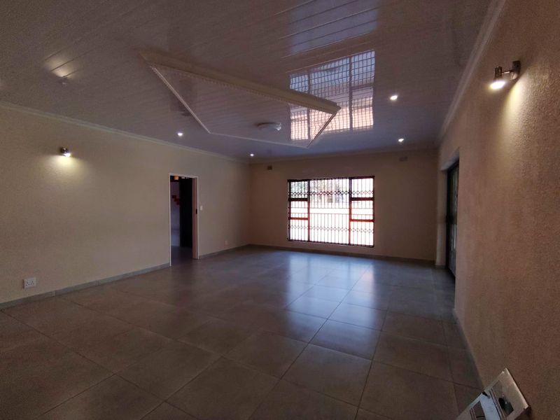 Spacious Sonneveld 7 Bedroom Residece with  Sparkling Pool in Secure Gated Estate - Photo 9