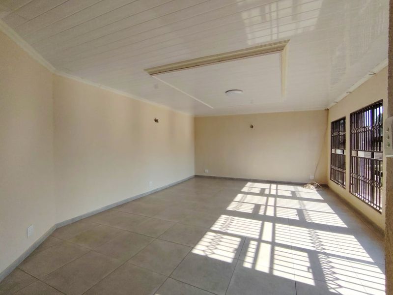 Spacious Sonneveld 7 Bedroom Residece with  Sparkling Pool in Secure Gated Estate - Photo 7