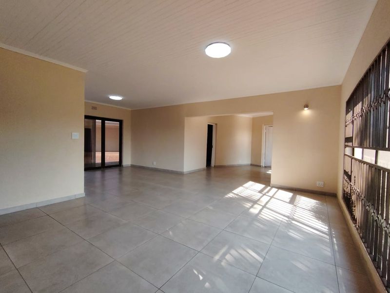 Spacious Sonneveld 7 Bedroom Residece with  Sparkling Pool in Secure Gated Estate - Photo 6
