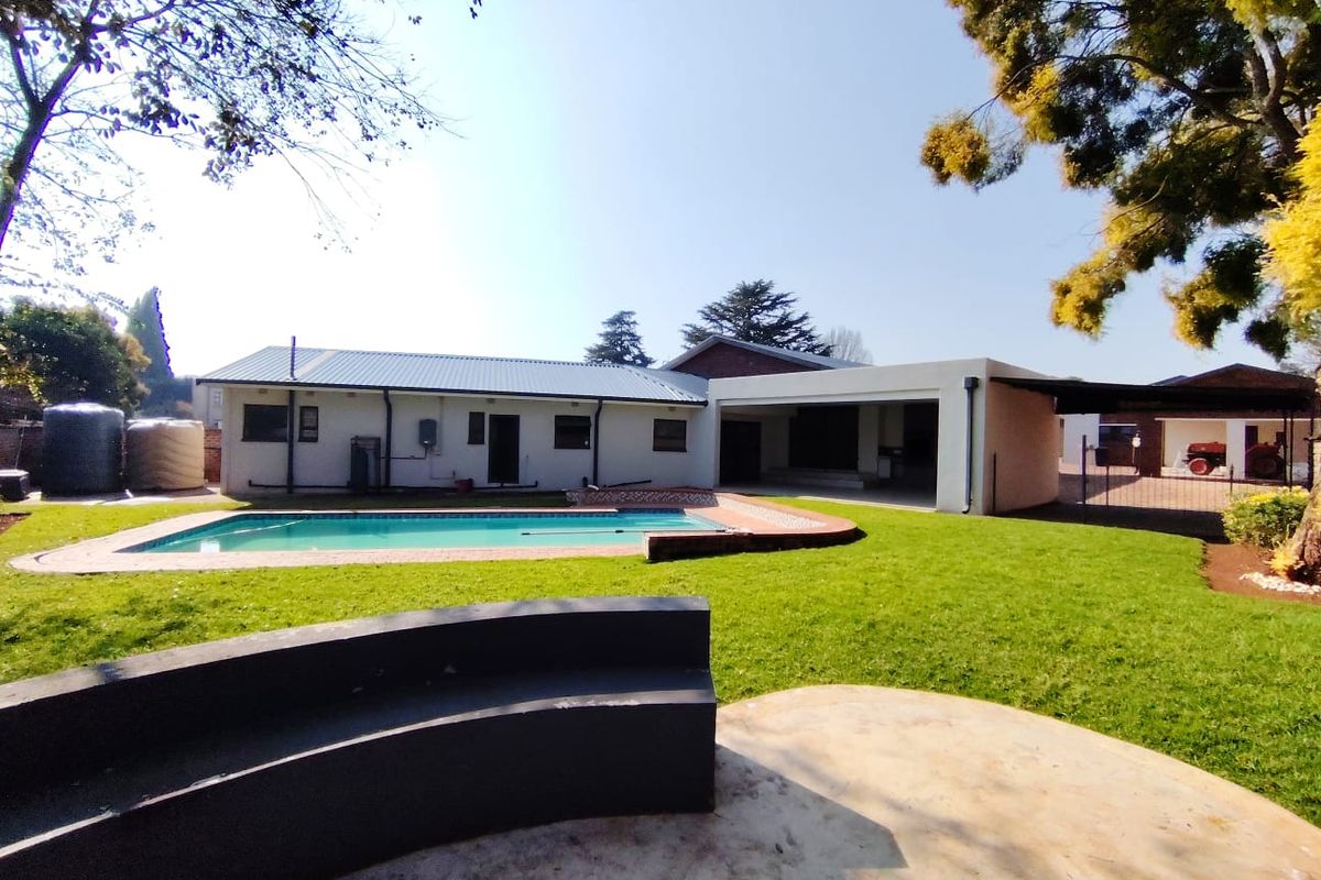 Spacious Sonneveld 7 Bedroom Residece with  Sparkling Pool in Secure Gated Estate - Photo 3