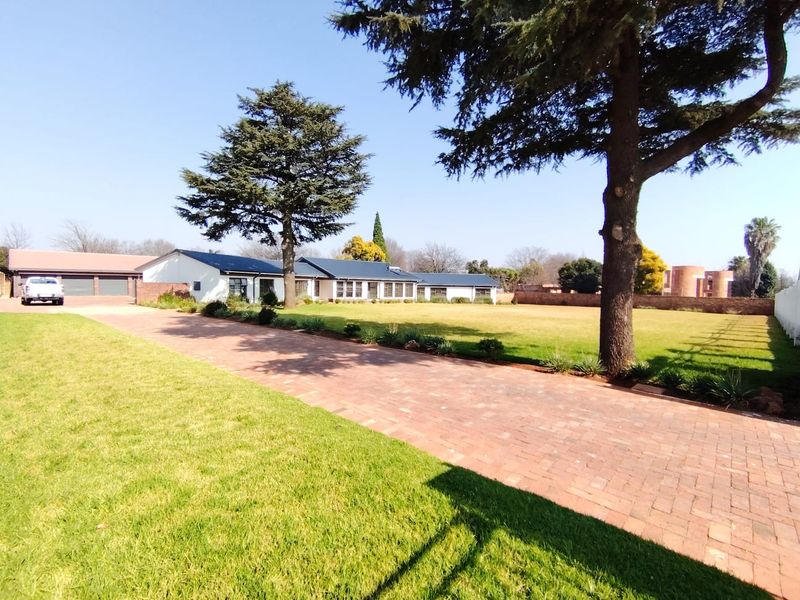 Spacious Sonneveld 7 Bedroom Residece with  Sparkling Pool in Secure Gated Estate - Photo 1