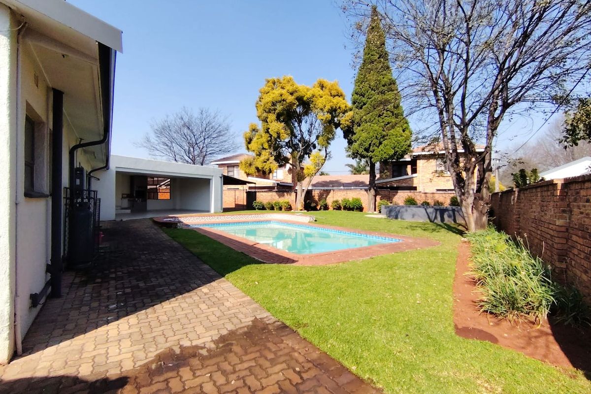 Spacious Sonneveld 7 Bedroom Residece with  Sparkling Pool in Secure Gated Estate - Photo 4