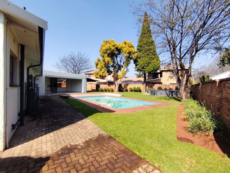 Spacious Sonneveld 7 Bedroom Residece with  Sparkling Pool in Secure Gated Estate - Photo 4
