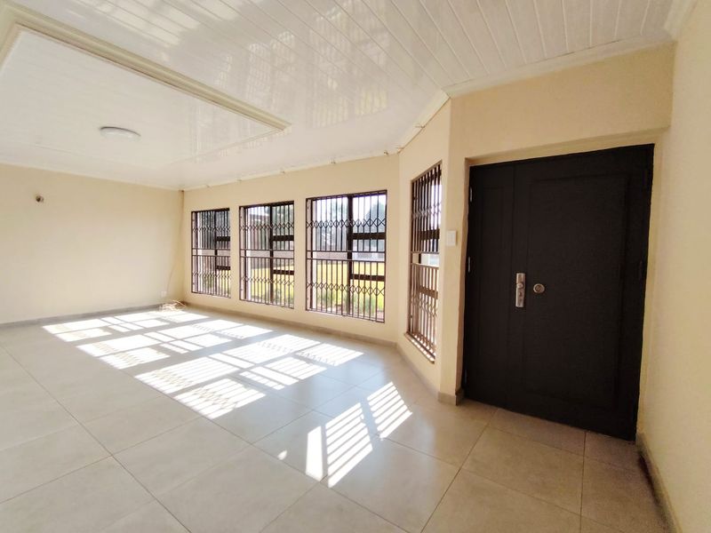 Spacious Sonneveld 7 Bedroom Residece with  Sparkling Pool in Secure Gated Estate!!! - Photo 5