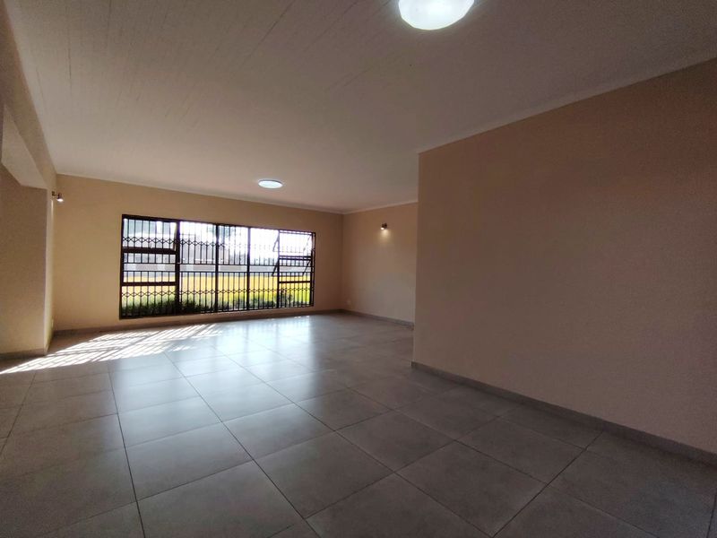 Spacious Sonneveld 7 Bedroom Residece with  Sparkling Pool in Secure Gated Estate!!! - Photo 8
