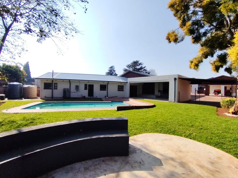 Spacious Sonneveld 7 Bedroom Residece with  Sparkling Pool in Secure Gated Estate!!! - Photo 3