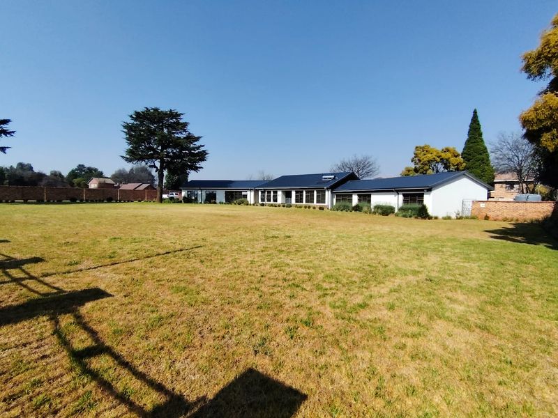Spacious Sonneveld 7 Bedroom Residece with  Sparkling Pool in Secure Gated Estate!!! - Photo 2